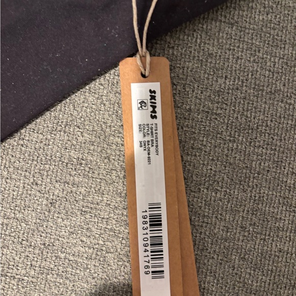 Skims Fits Everyone T shirt Bra - Black - Picture 3 of 4